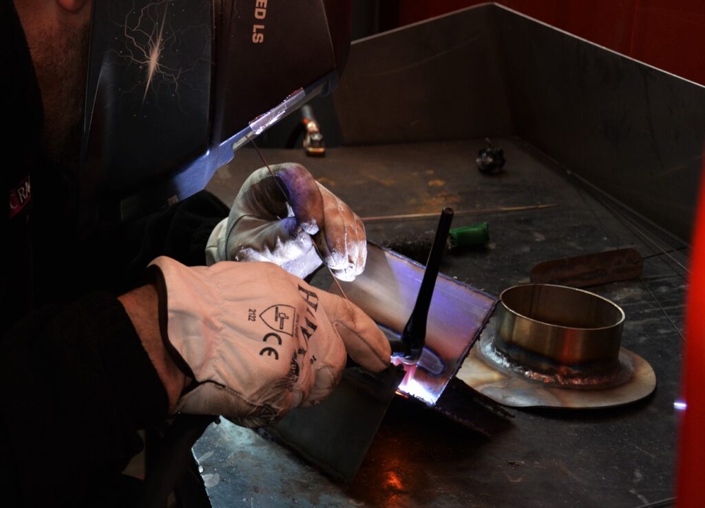 Jak spawać żeliwo? Kompletny poradnik spawania TIG, MIG, MAG i MMA