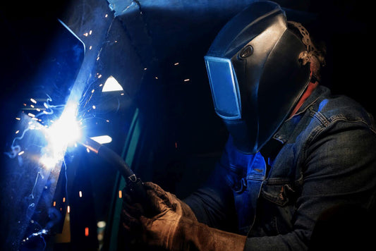 Szkło do maski spawalniczej – jak prawidłowo dobrać?